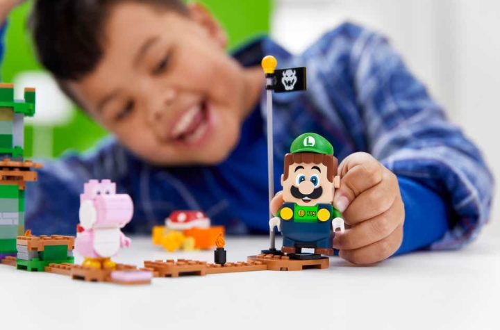 Kind speelt met LEGO Luigi