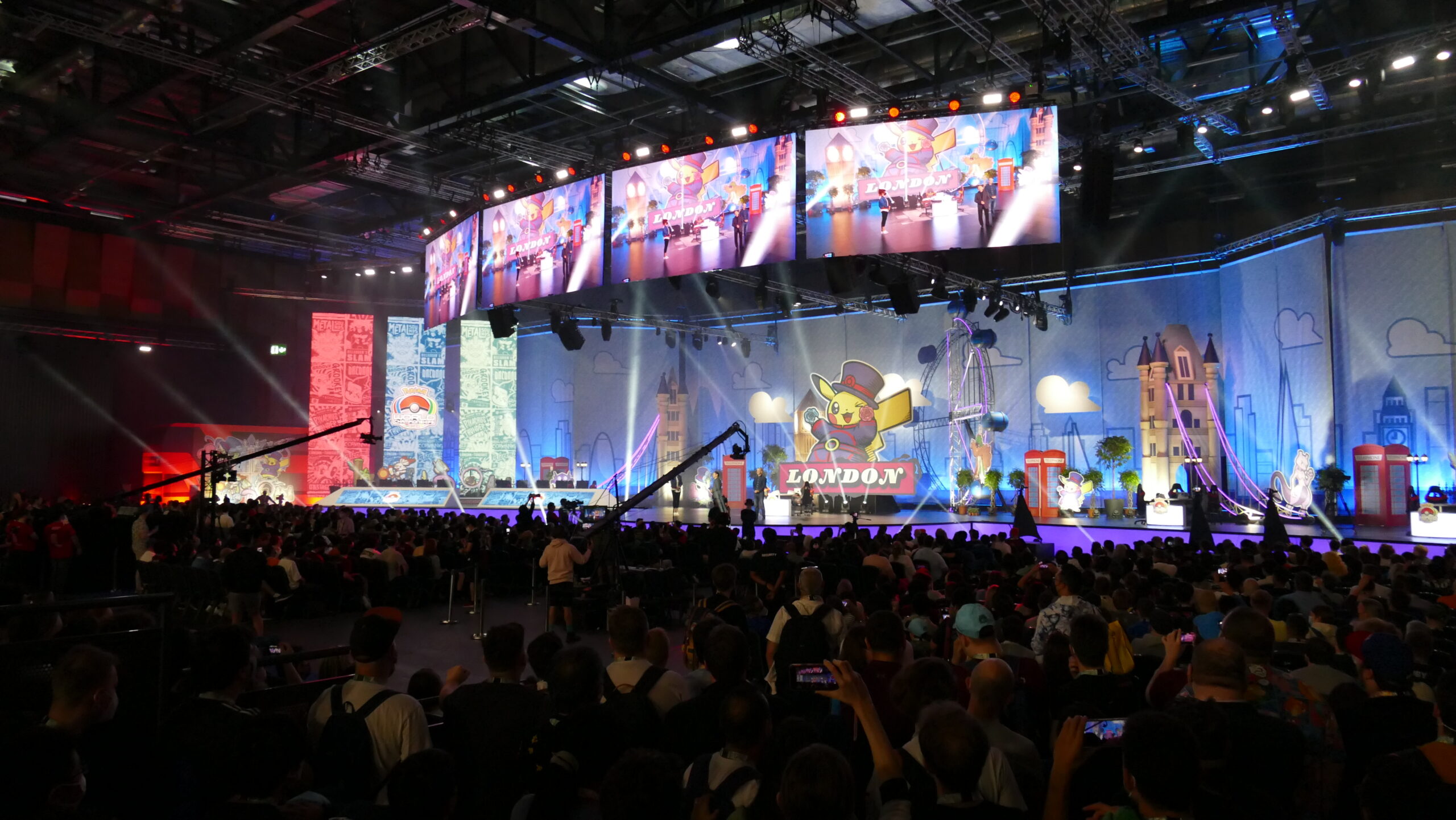 Pokemon WK podium tijdens de opening van het evenement