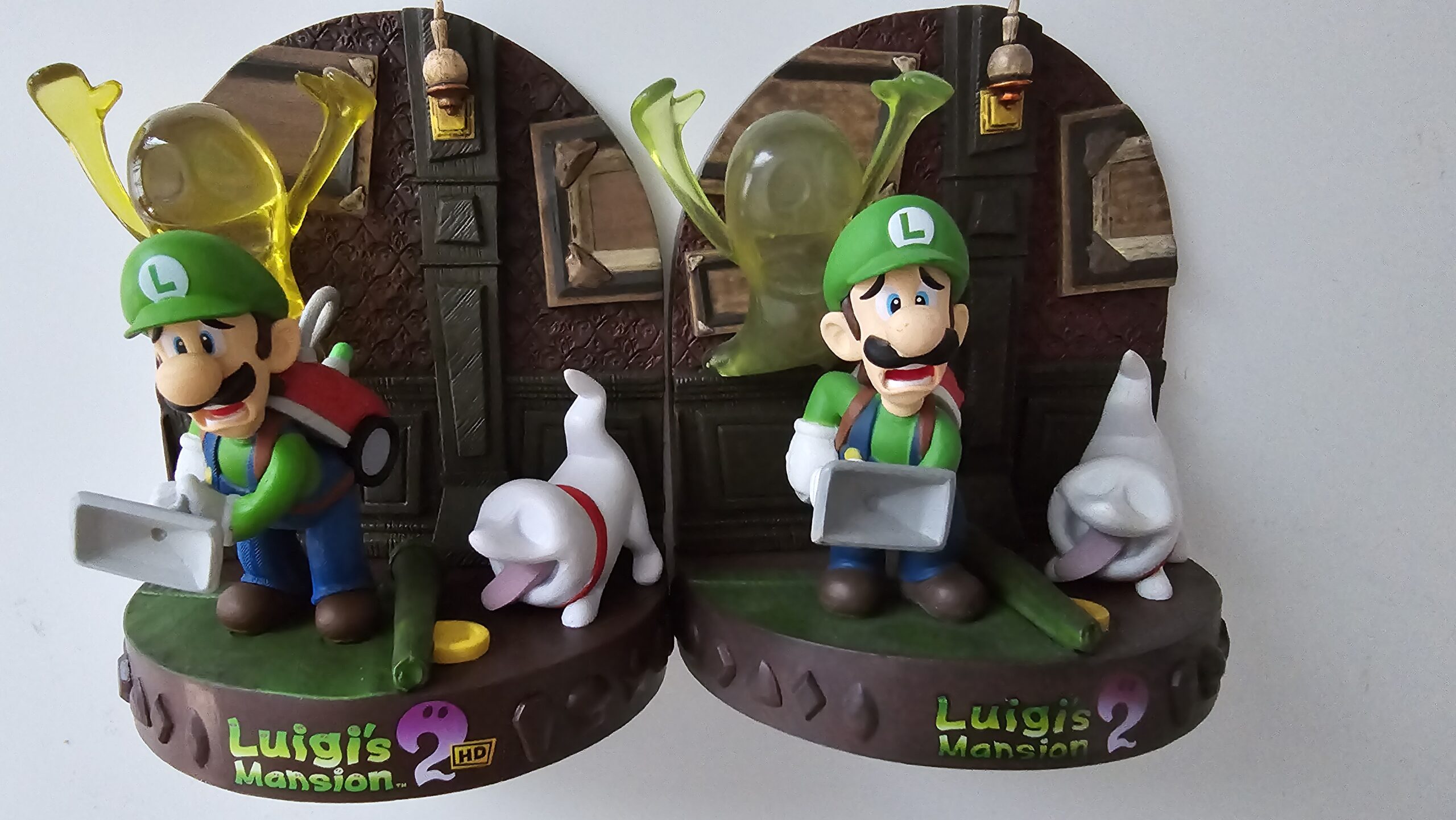 Luigi's Mansion 2 beeldjes. Rechts het origineel uit 2013 en links de nieuwe versie voor de HD-versie.